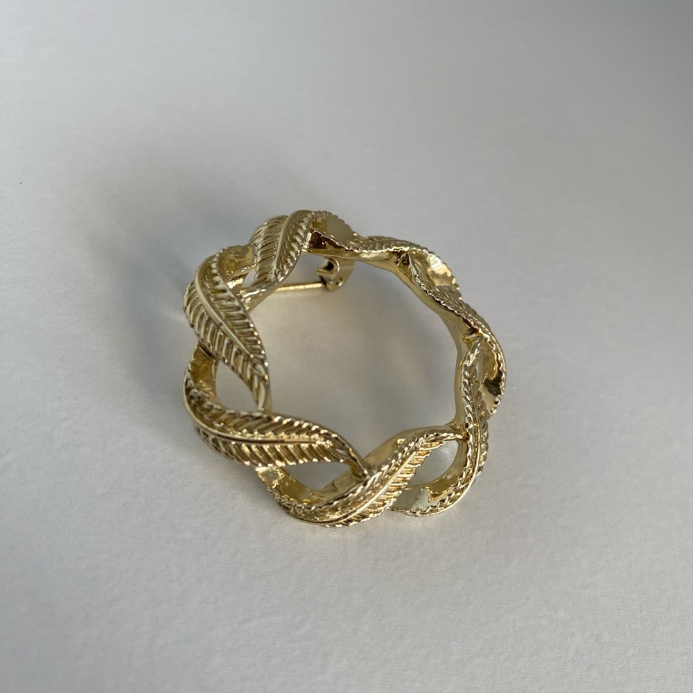 Vintage Gerry's Wreath Filigree Gold Tone Signed Brooch - Picture 3 of 7
